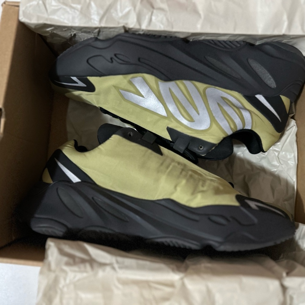 adidas Yeezy Boost 700 MNVN
Resin
Size